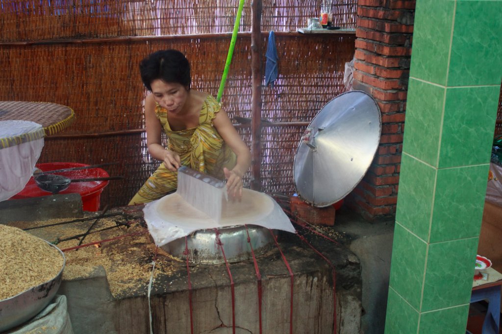 09-Baking rice sheets.jpg - Baking rice sheets